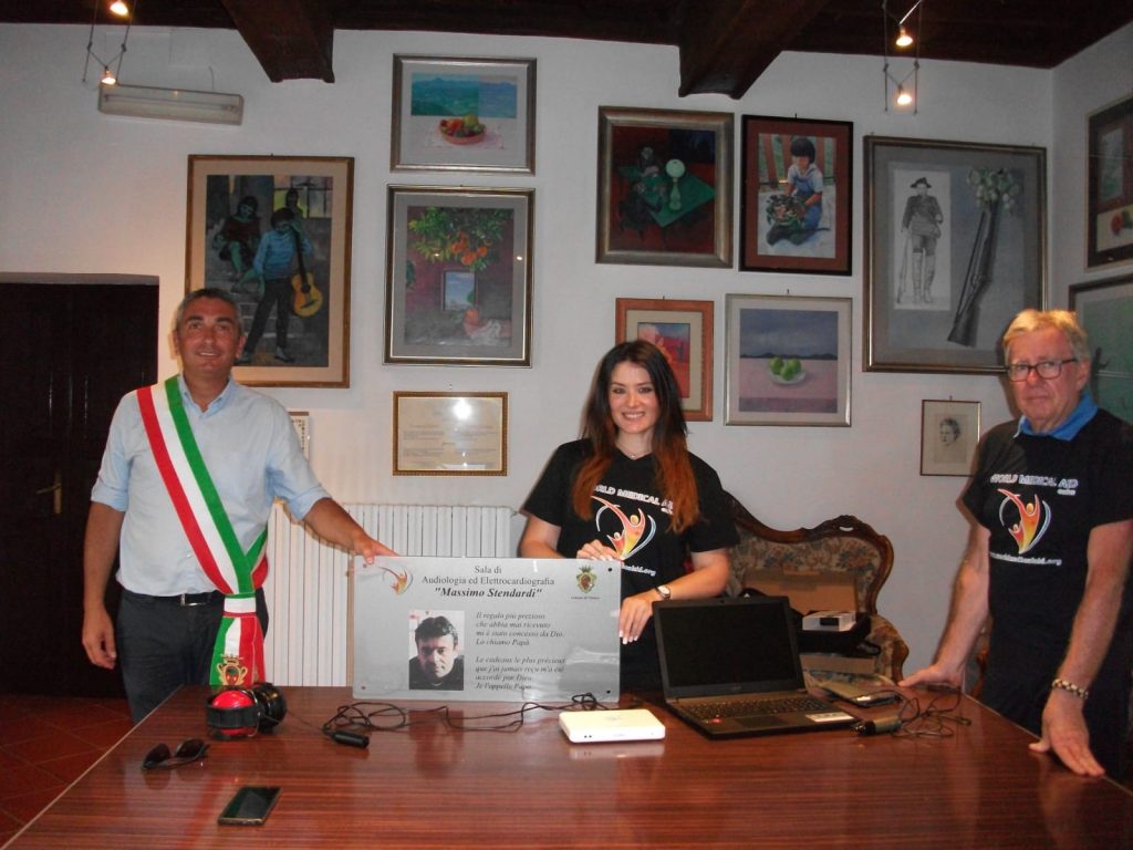 Da sinistra il sindaco di Farnese Giuseppe Ciucci, Stefania Stendardi e il vice presidente di World Medical Aid Claudio Bondi