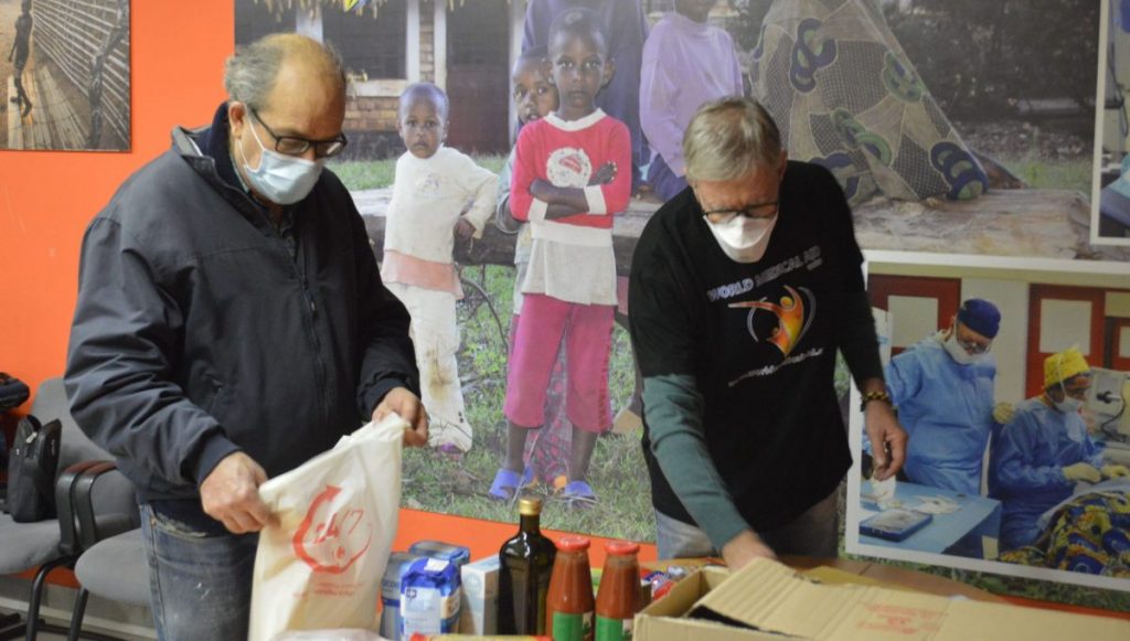 Tarquinia volontari preparano i pacchi alimentari