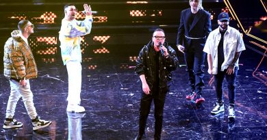 Ivan Granatino con Gigi d'Alessio sul palco dell'Ariston - ph SAMIGO Press