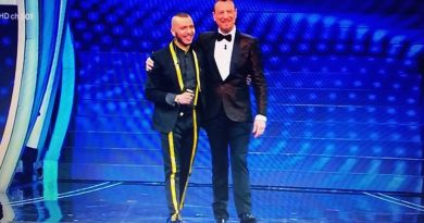 Marco Sentieri con Amadeus sul palco dell'Ariston