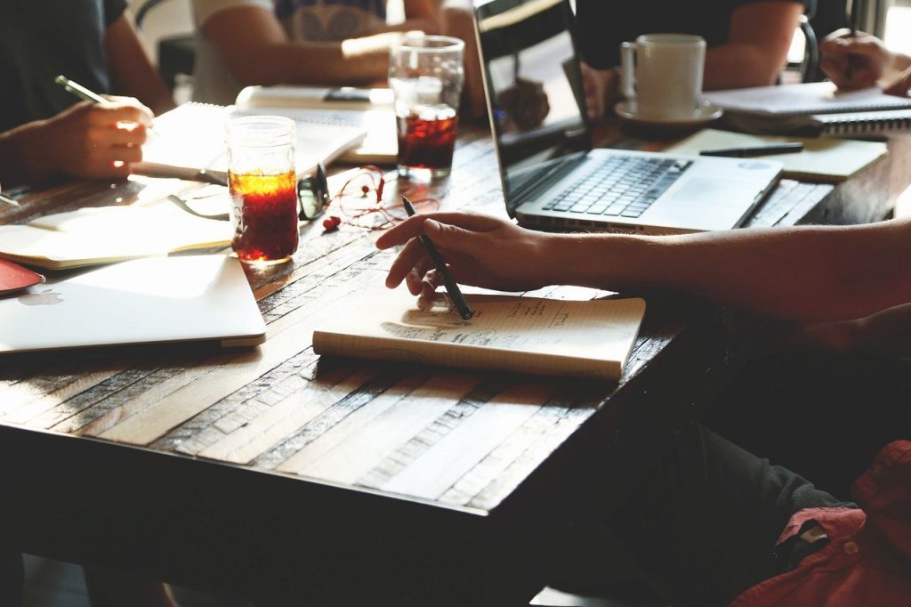 azienda - Foto di StartupStockPhotos da Pixabay