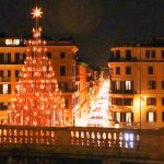 Luci di Natale: accesi l’albero a piazza di Spagna e le luminarie a via Condotti