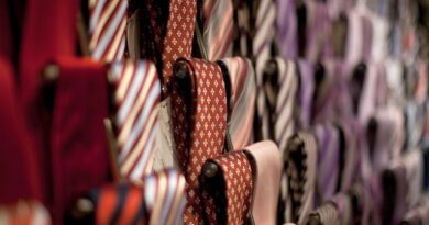 A Roma la cravatta se la porti, non te la metti