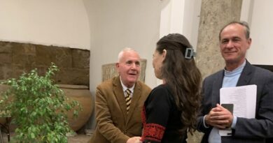 Commossa celebrazione per Mahmoud Darwish nella Sala del Carroccio: l’ambasciatrice Mona Abuamara invita a “costruire ponti, non muri”