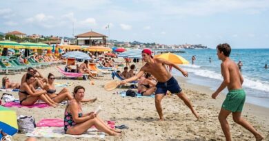 Racchettoni in spiaggia, la Cassazione avverte: “Chi ferisce un bagnante rischia fino a 10 mila euro di risarcimento”